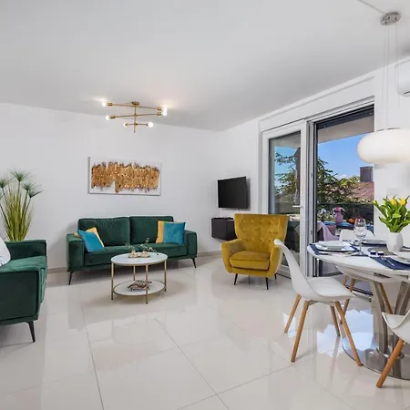 Sunset Apartment *